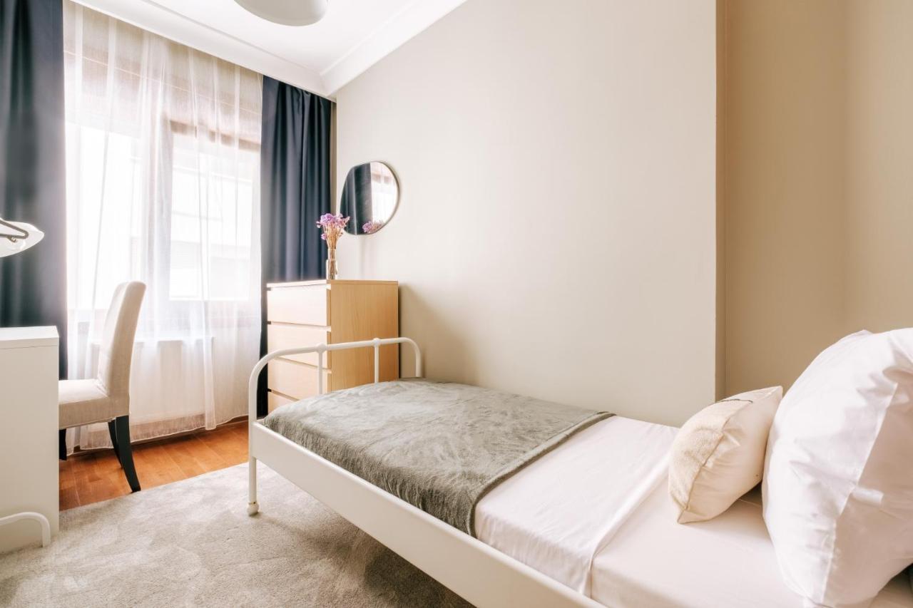 Stylish Retreat W Balcony 2 Min To Bagdat Ave Apartament *