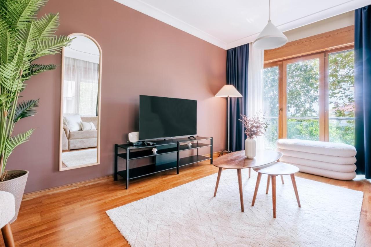 Stylish Retreat W Balcony 2 Min To Bagdat Ave Apartament *