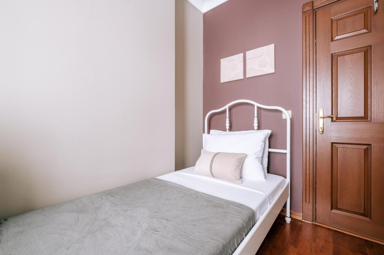 Stylish Retreat W Balcony 2 Min To Bagdat Ave Apartament *